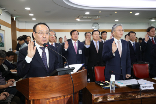 오세정 총장 선서  오세정 서울대학교총장이 10일 서울대학교에서 열린 국회 교육위원회 국정감사에서 선서하고 있다.    연합뉴스